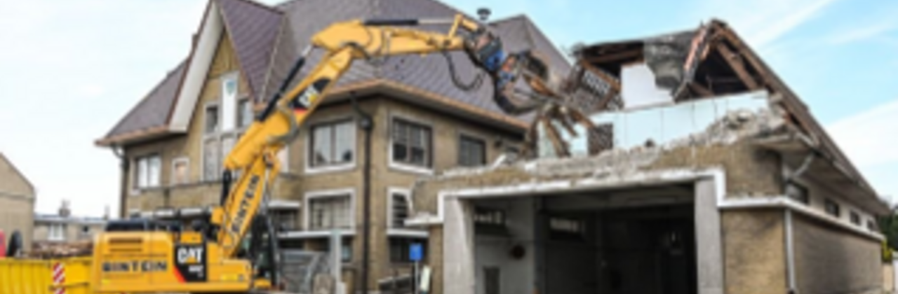 Kraan die het gemeentehuis afbreekt