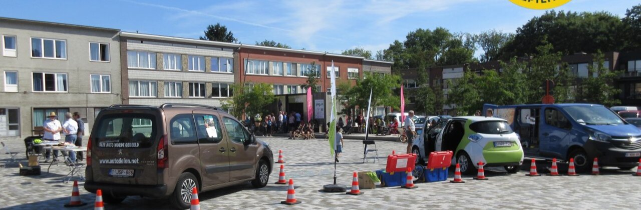 deelauto's op een marktplein