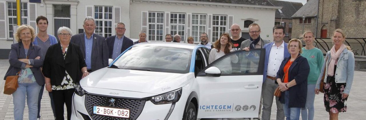 Witte auto met mensen die poseren