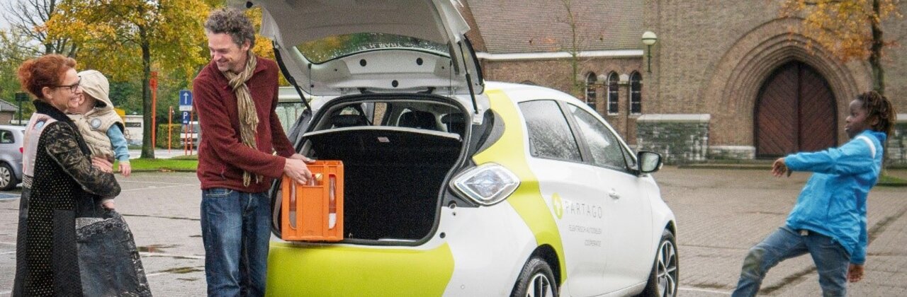 foto van mensen bij een deelwagen, gebruik om (grote) boodschappen te doen