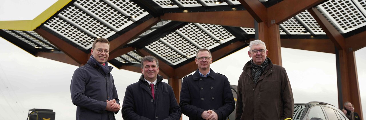 foto bij opening snellaadstation