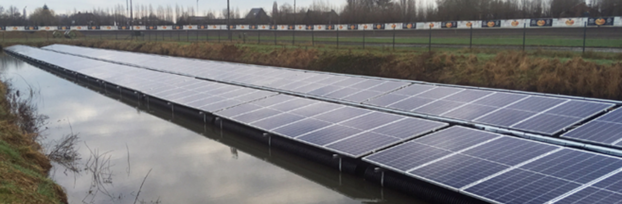zonnepanelen op vijver