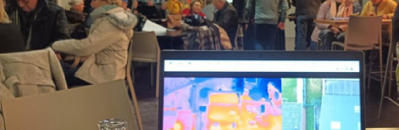 foto met laptop met warmtebeeld van woning