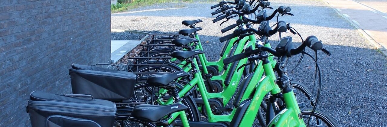 elektrische deelfietsen op een rijtje