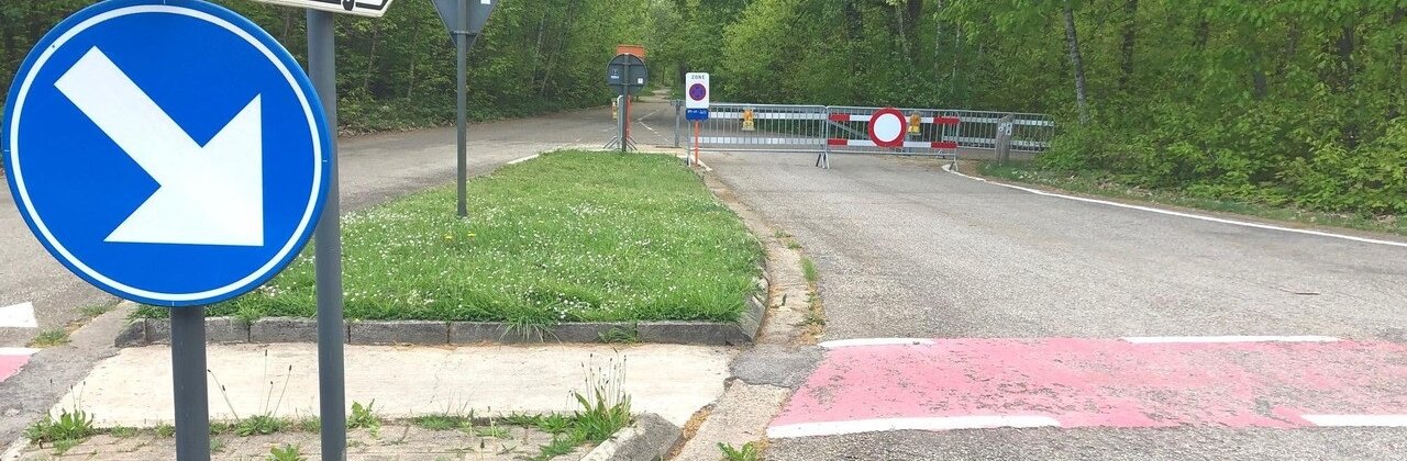straat met verkeersbord