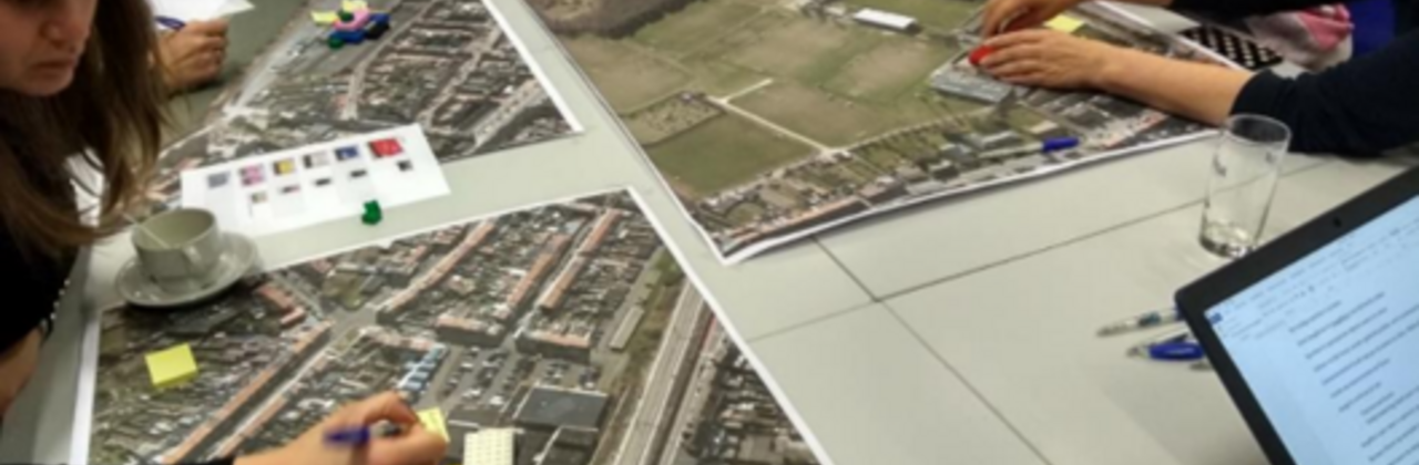 foto van een workshop met luchtfoto's bij opmaak van het plan