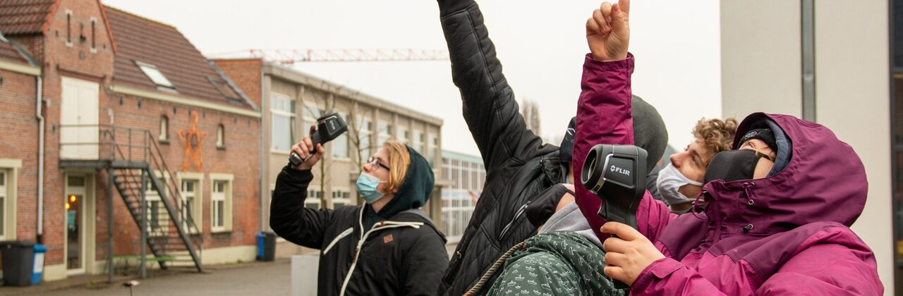 foto van mensen met thermoscanner in de hand