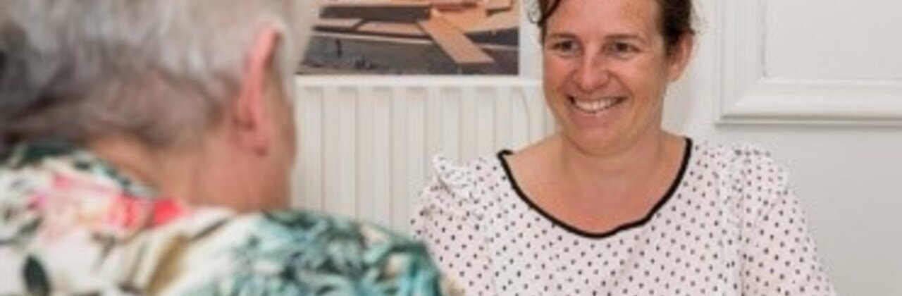 foto van twee personen in gesprek