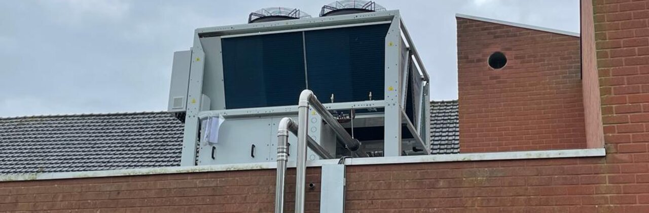 buitenunit warmtepomp op dak