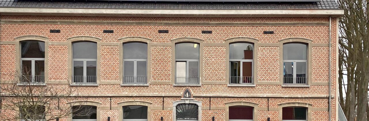 foto van gemeentelijk gebouw met zonnepanelen