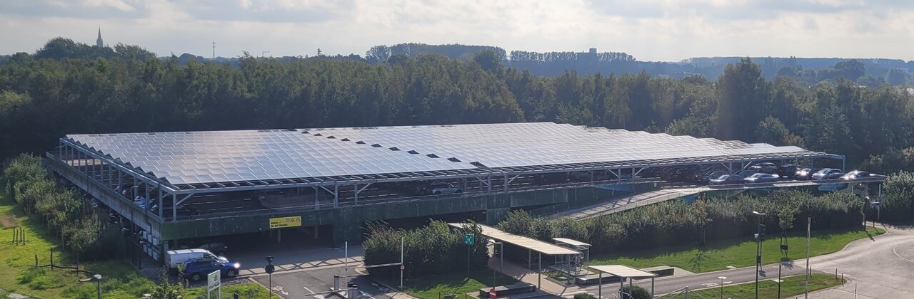 foto van zonnecarport zicht van bovenaf