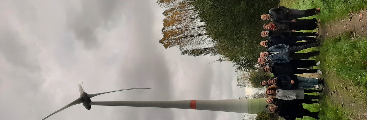 foto van windturbine in landschap