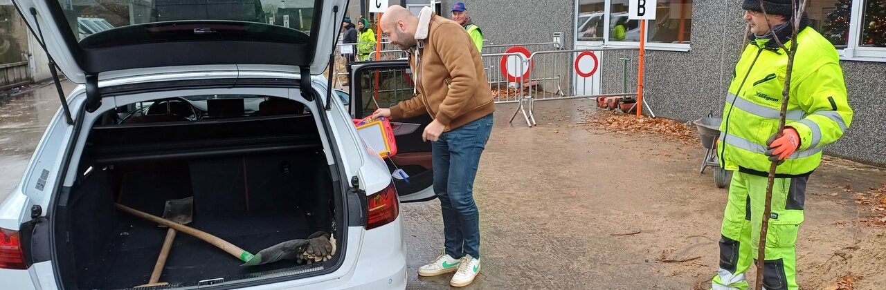 Afbeelding van auto met schoppen daarin