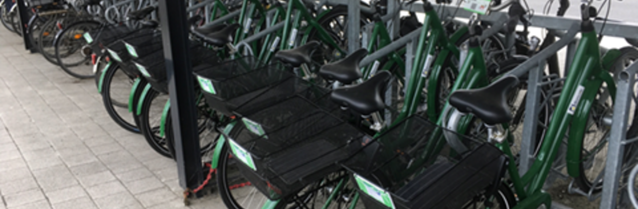 Fietsenstalling met deelfietsen