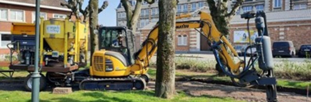 foto van plein met knotlinden tijdens de werken (kraan)