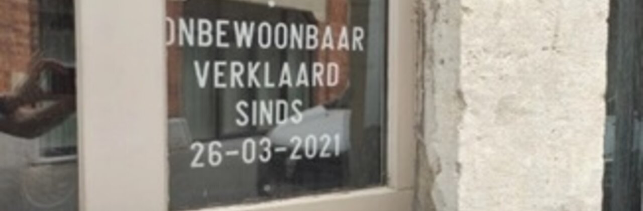 foto voorgevel met tekst 'onbewoonbaar verklaard'