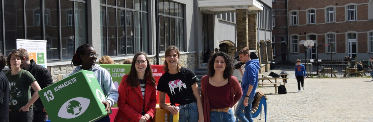 Jongeren met SDG-blokken