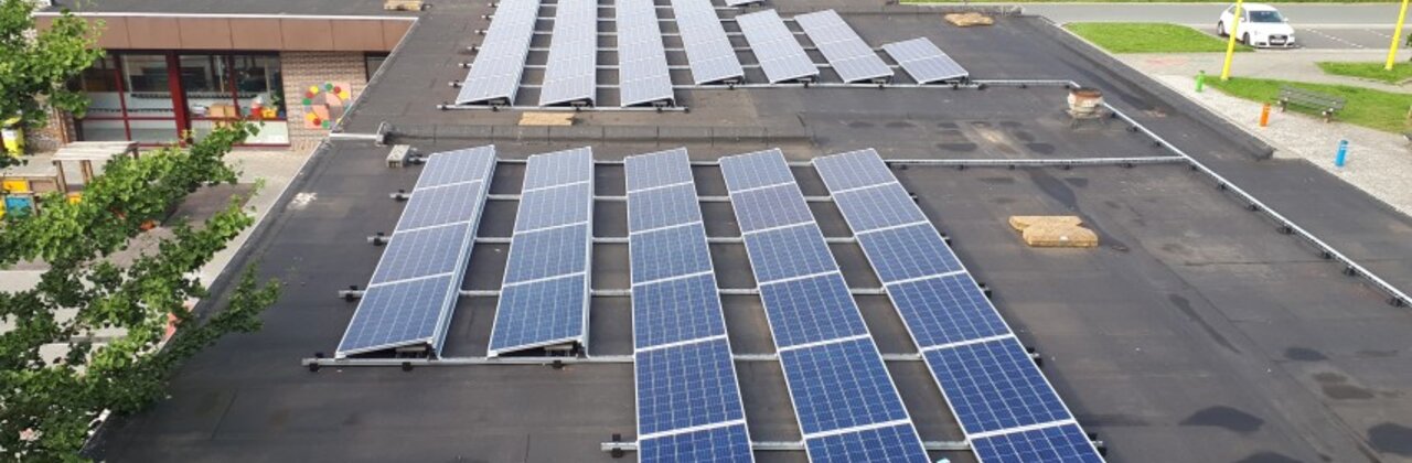 foto van bovenaanzicht gebouw met zonnepanelen op het dak