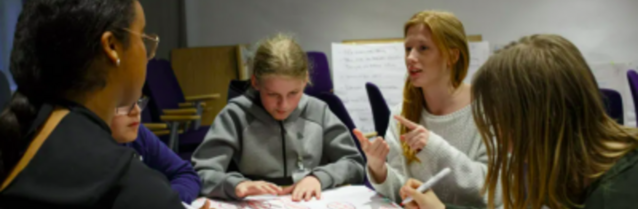 Mensen die samen zitten rond een papier waar zaken op geschreven zijn