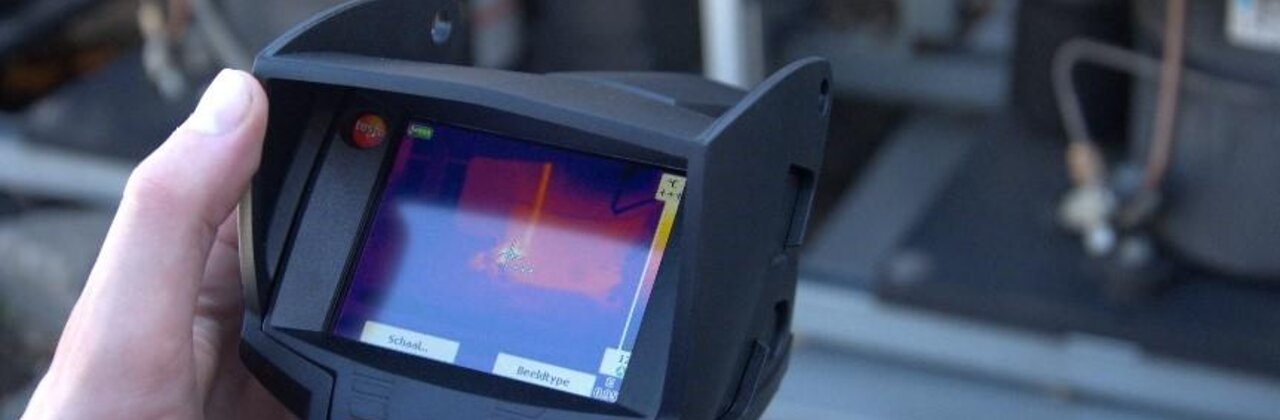 hand houdt scanner vast