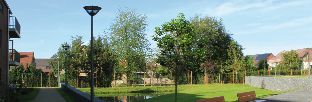 Groene omgeving van de serviceflats