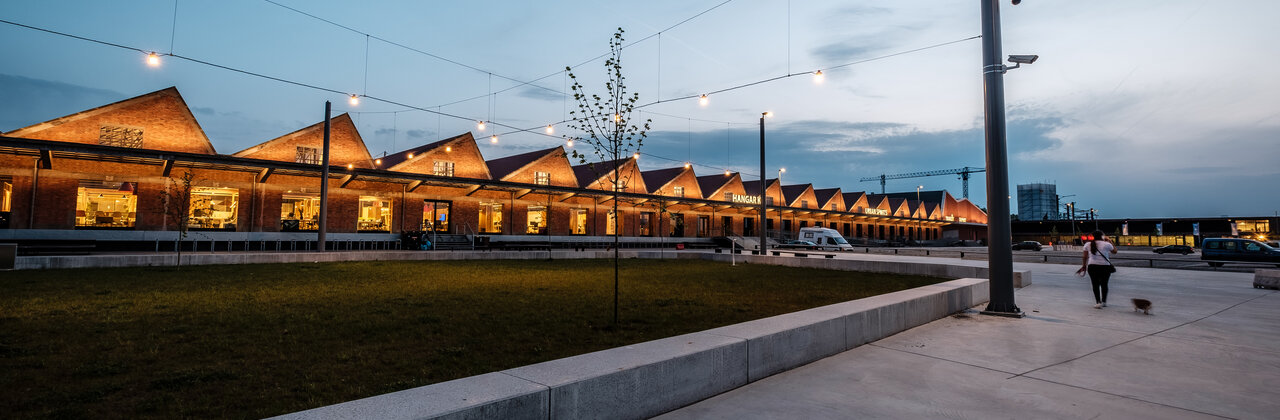 verlichte hangars op Kortrijk Weide