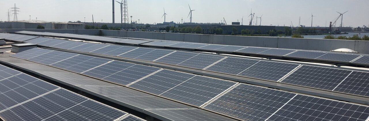 foto van bedrijfsdak met zonnepanelen