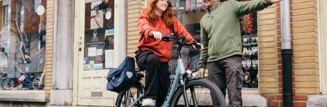 Fietser bij fietswinkel