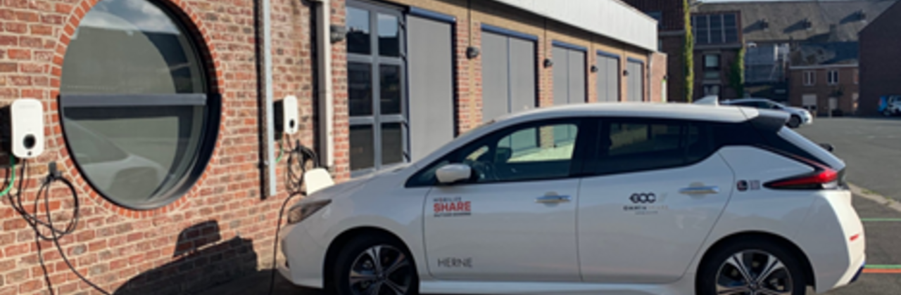 Elektrische wagen die oplaadt aan de bibliotheek