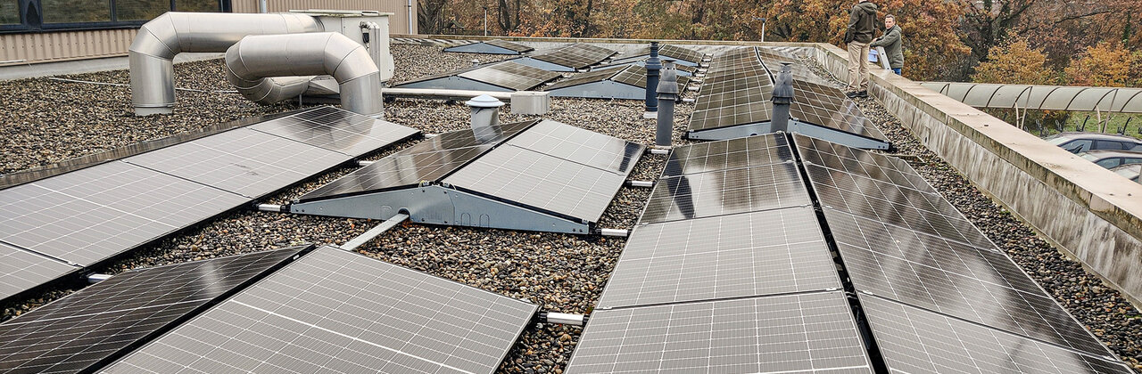 Zonnepanelen op het dak van het cultuurcentrum.