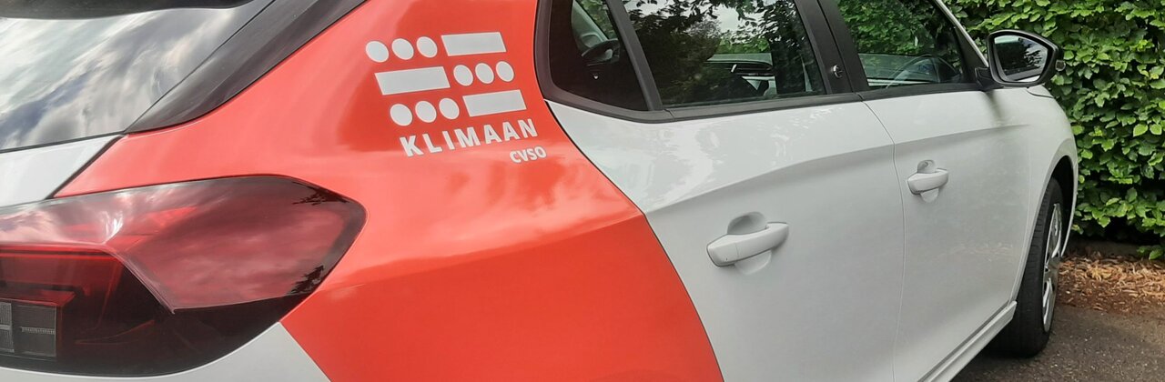 foto (close-up) van deelwagen met logo Klimaan