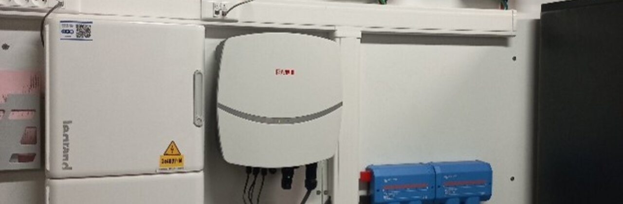 foto van batterij-opslag en omvormers PV op muur
