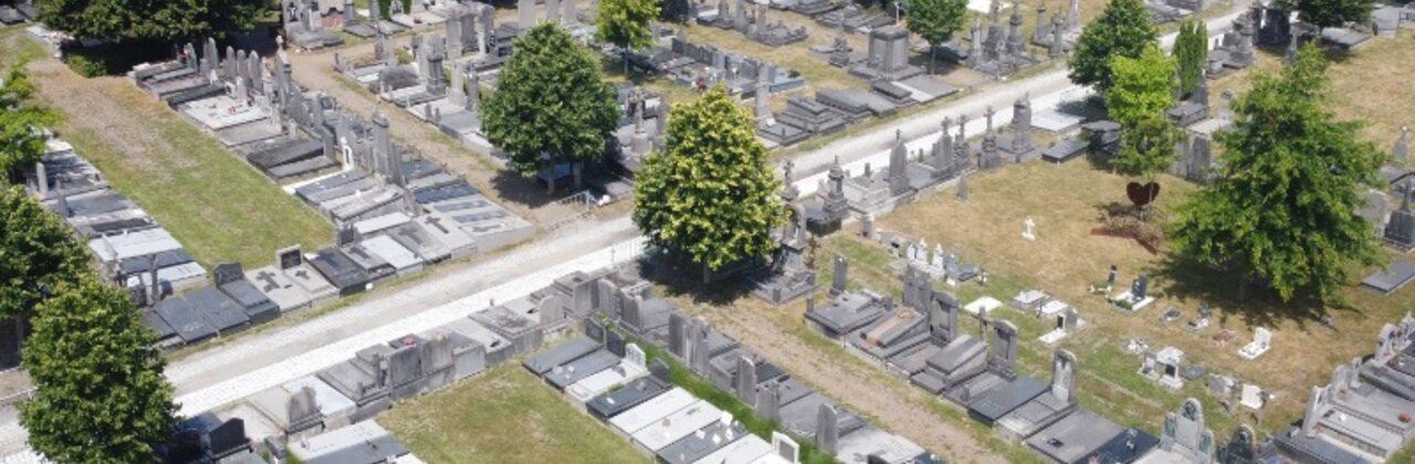 Bovenaanzicht begraafplaats met veel groen