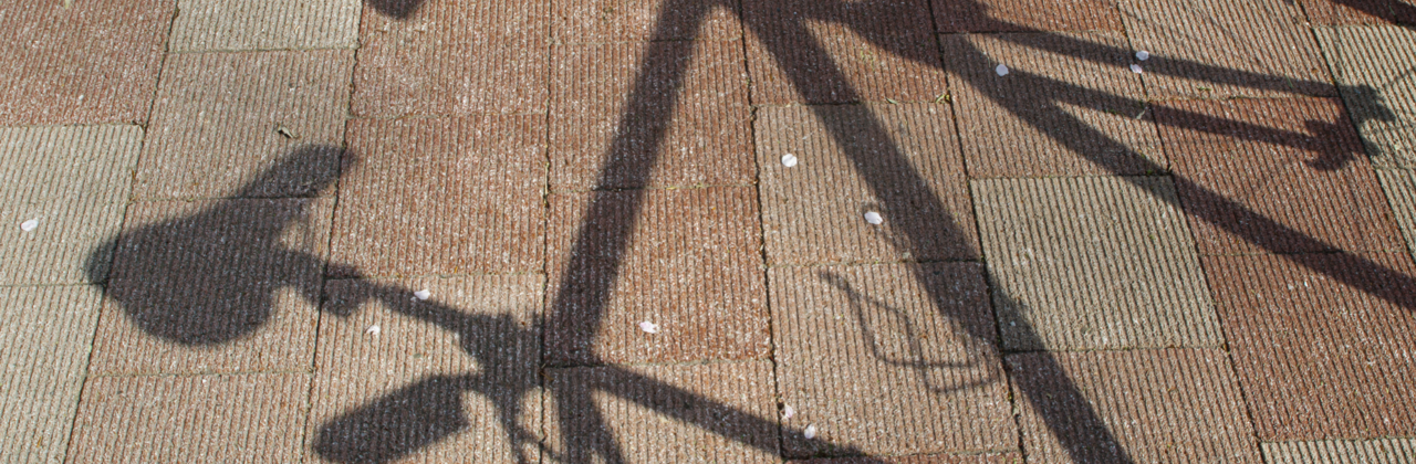 schaduw van een fiets op de grond