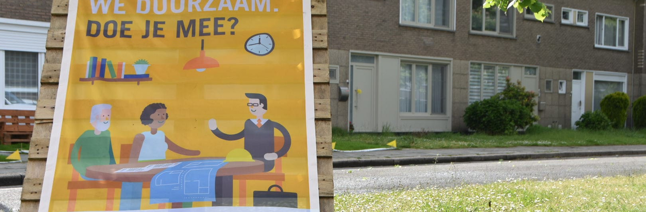 campagnebord met affiche opgeplakt tegen boom