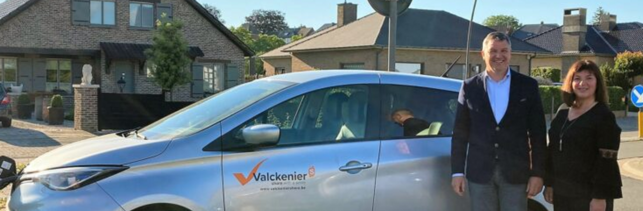 Vrouw en man voor deelwagen