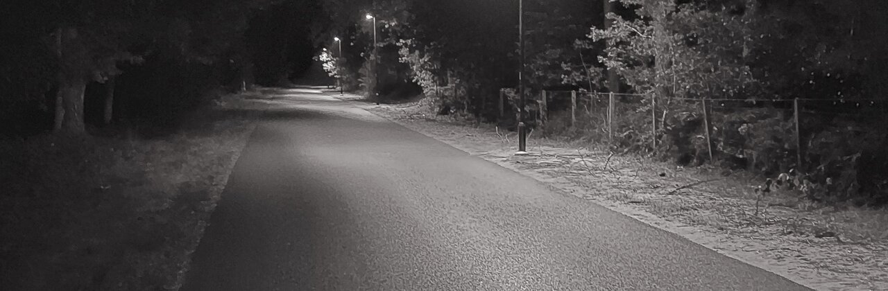 Zwart-wit foto van de snelweg met adaptieve verlichting