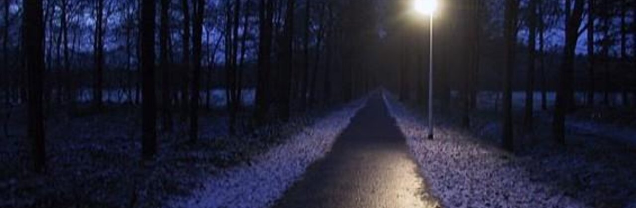 fietspad in het donker met verlichting