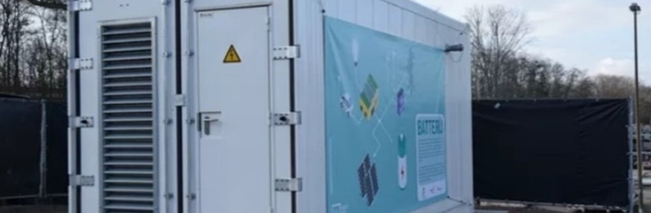 foto van opgestelde batterij (in container)