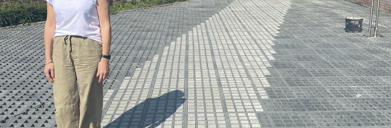 vrouw op halfverharde ondergrond