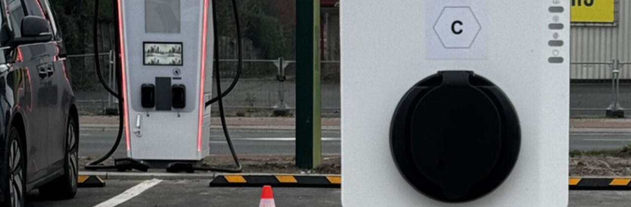 foto van parking met diverse types laadpalen