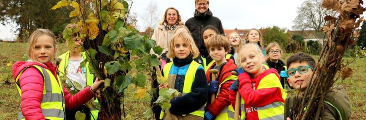 Kinderen planten bomen aan
