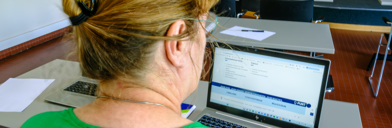 Een vrouw werkt aan een laptop