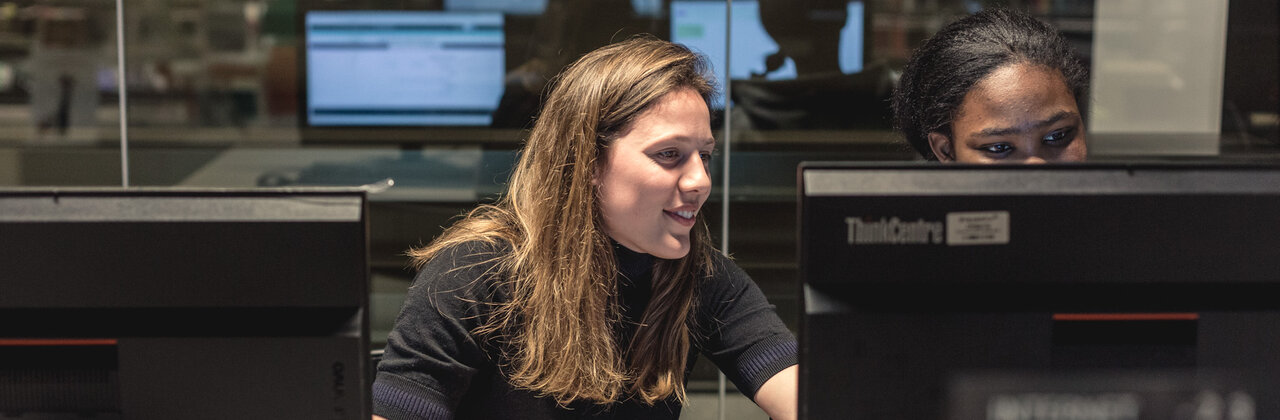 Twee vrouwen zitten te werken aan een computer