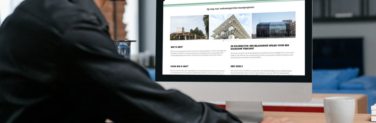Man aan computer