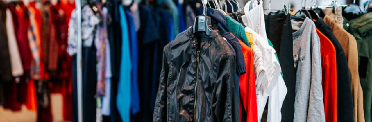 Kledingrekken vol tweedehands kledij
