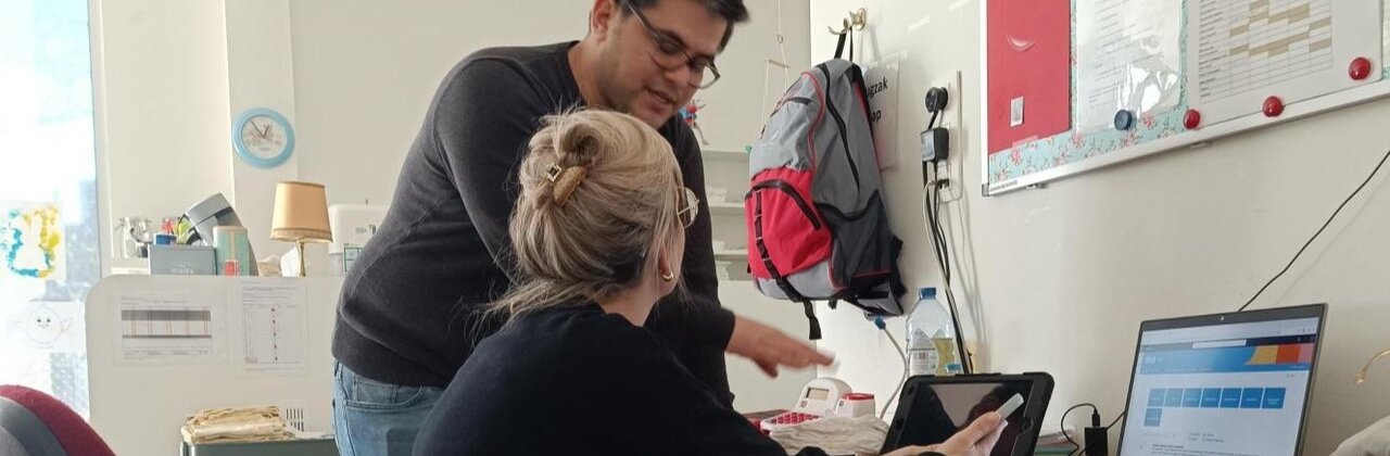 2 mensen aan een laptop