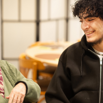 Oudere vrouw aan het lachen samen met jonge man.