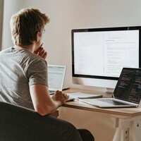 Man aan het werk op laptop