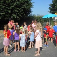 Groepje kinderen met een begeleider